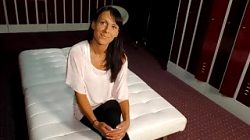 Casting Couch Nette schwarzhaarige Mutter spricht ins Mikro